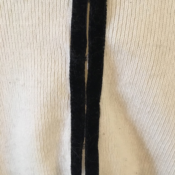 Vintage Charm Vneck Beaded Cardigan - Picture 4 of 10